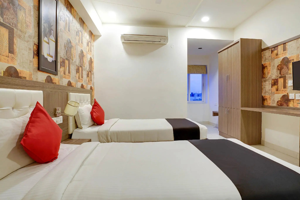 Capital O 49135 Sri Simran Park Hotel