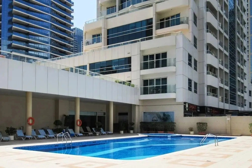 Pure Living - Mesmerizing Marina-View Apartment With Balcony