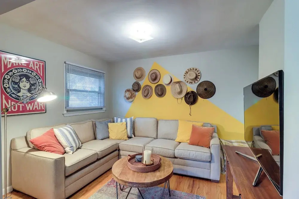 Ann Arbor Home w/ Deck, 2 Mi to Michigan Stadium!