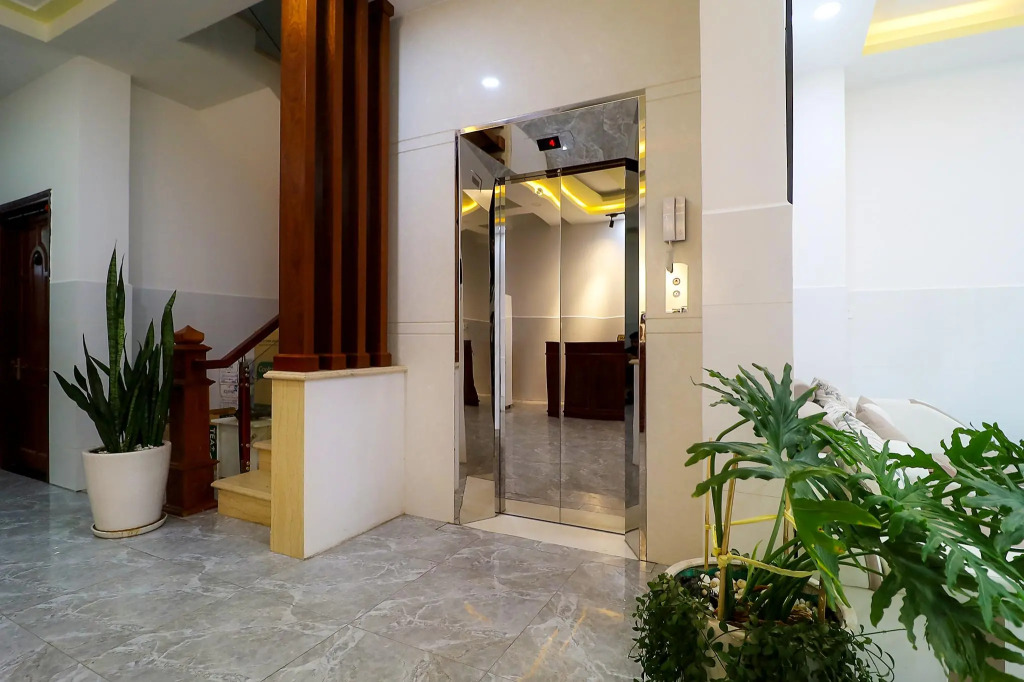RedDoorz Luxury An Phu Dong Hotel