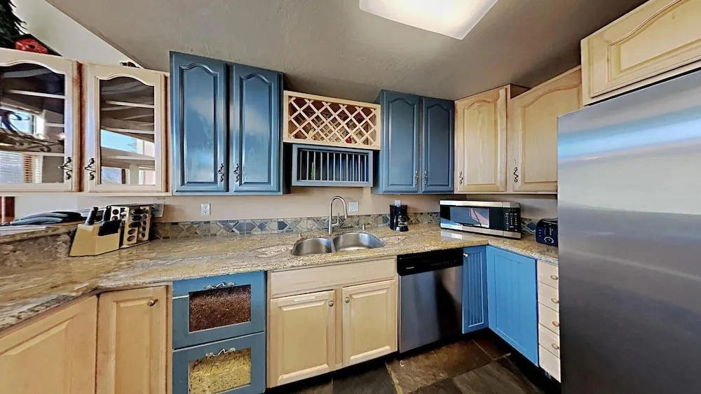 684 4 Bedroom Condo