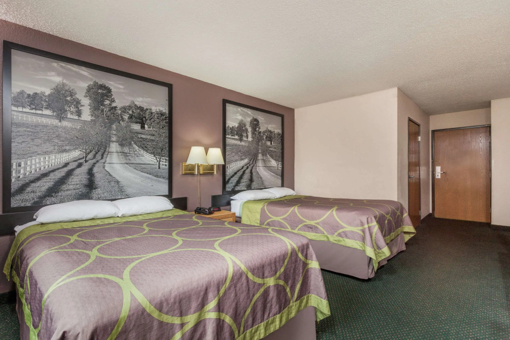 Super 8 by Wyndham Carrollton