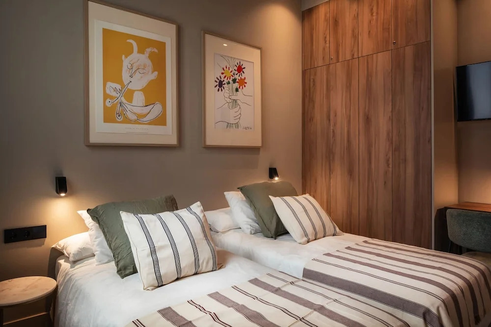 Lovely 6 BR Flat in L Eixample