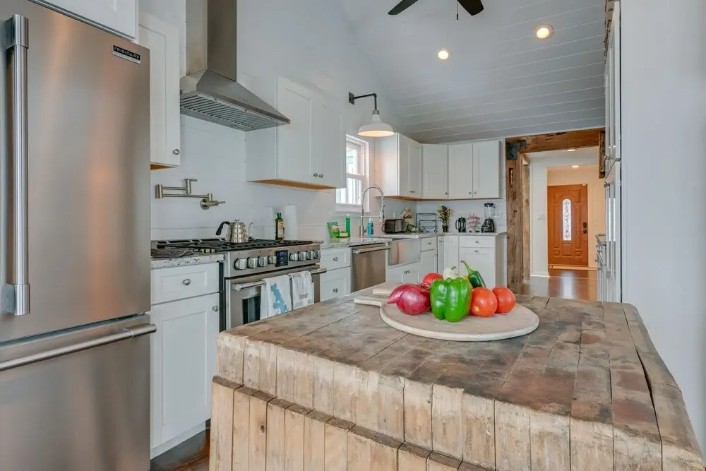 Luxe Waterfront Lake Fenton Home: Decks & Fire Pit