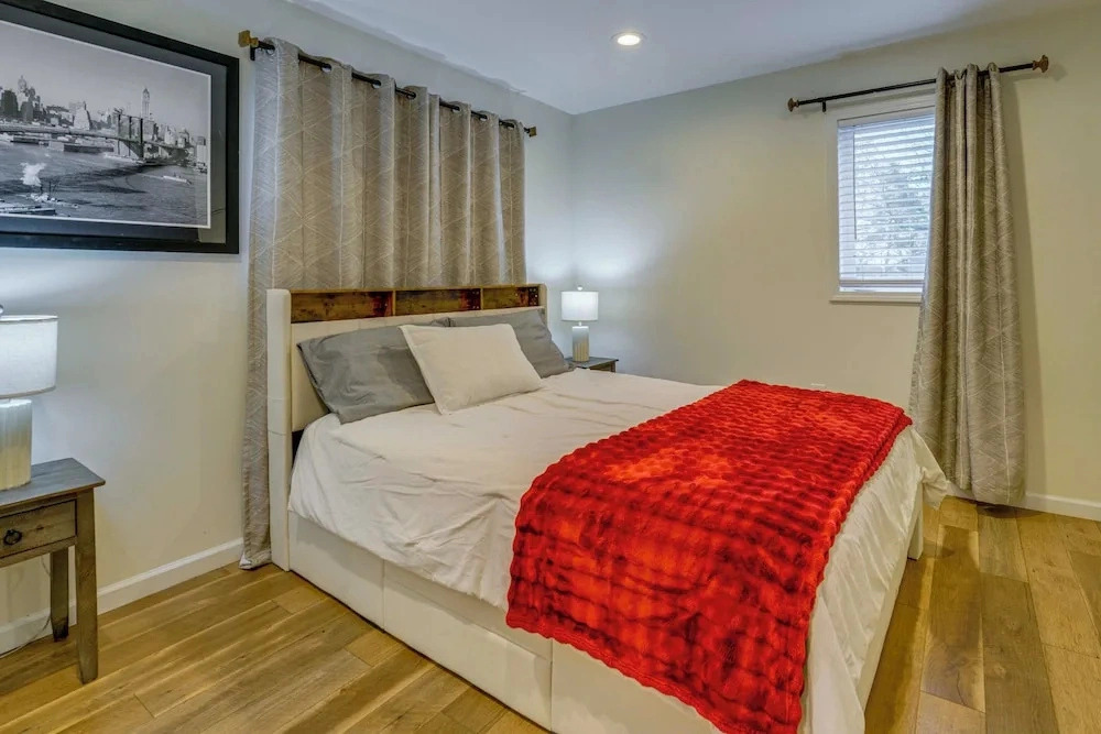 < 1 Mi to Oakland University: Cozy Retreat w/ Yard