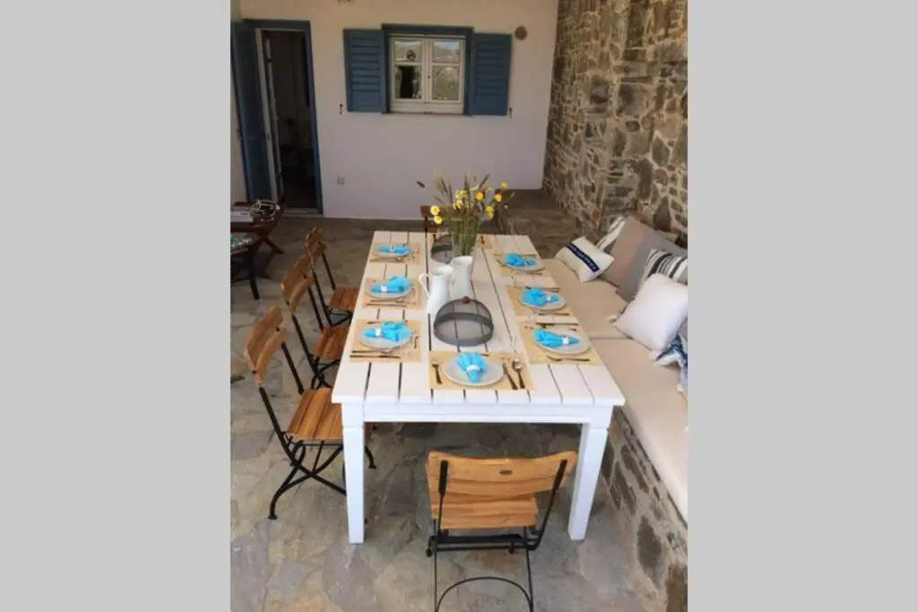Chez Semiramis The Summer Breeze House 5min from the beach
