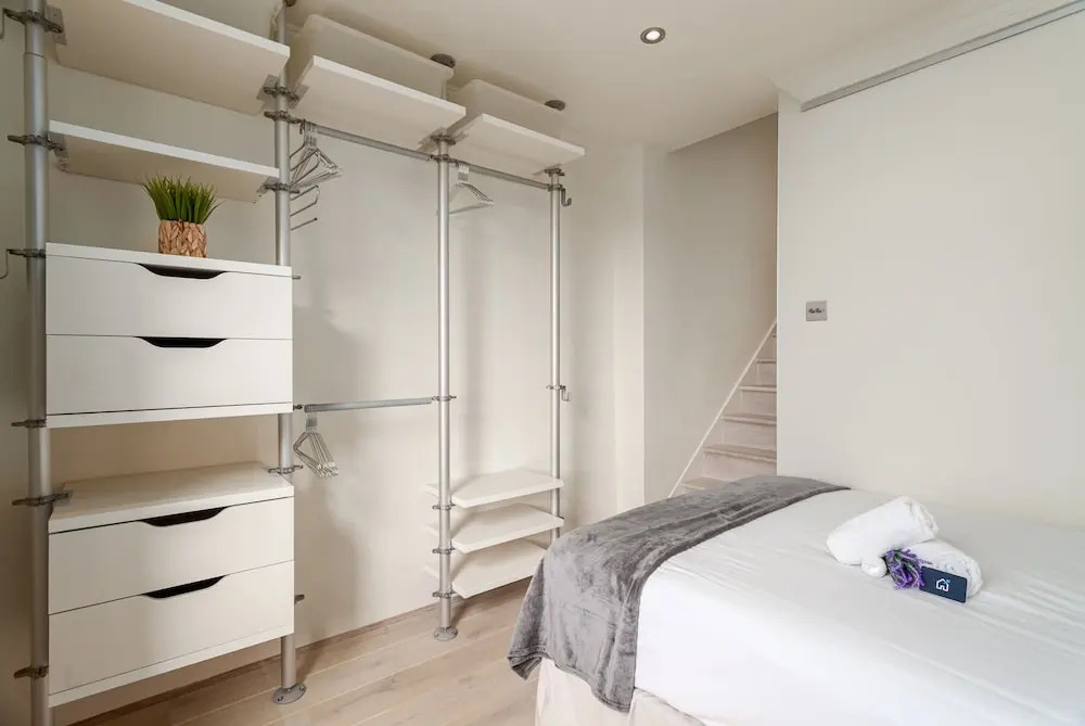 Bright Eardley Crescent Nest