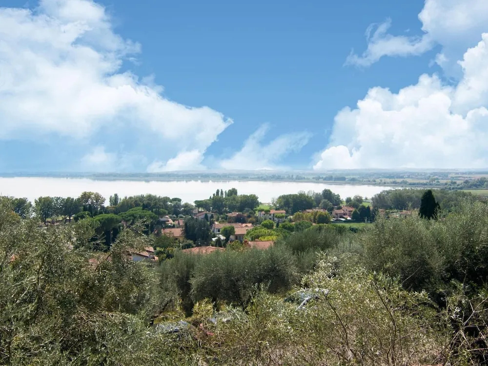 Farmhouse by Lake Trasimeno with Pool