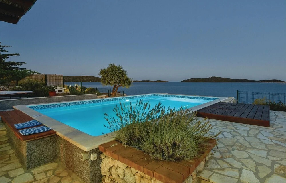 Awesome Home In Sevid