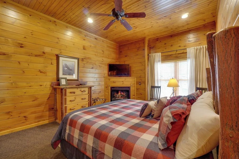 Cabin w/ Hot Tub & Deck, Near Smoky Mtn Trails!