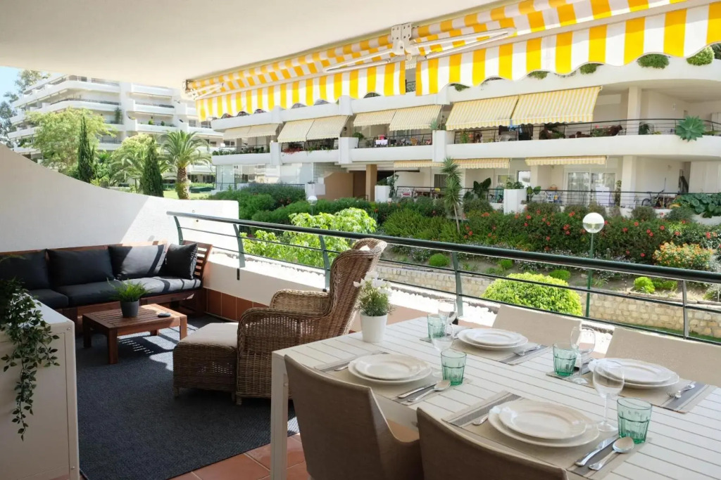 luxury modern apartment with terrace, pool and garage!