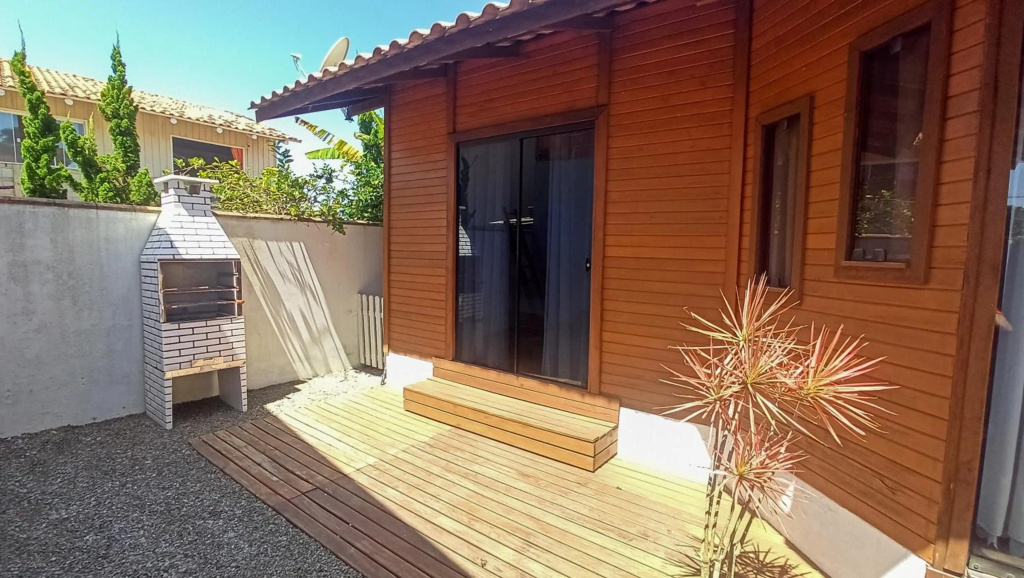 Casa a 100m da praia e a 800m do Beto Carrero
