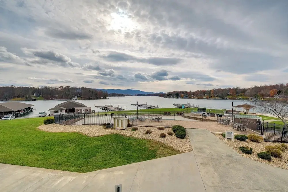 Top-floor Balcony & Serene Views: Huddleston Condo
