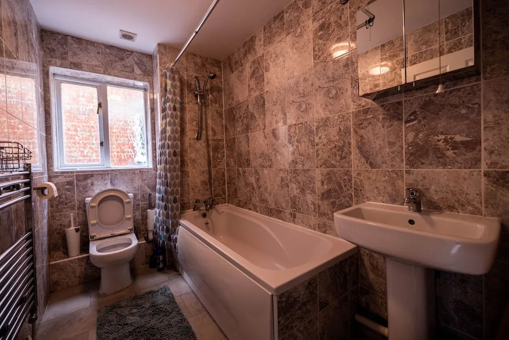 Sleeps8-kingbeds-sofabed-garden-aircon-freeparking