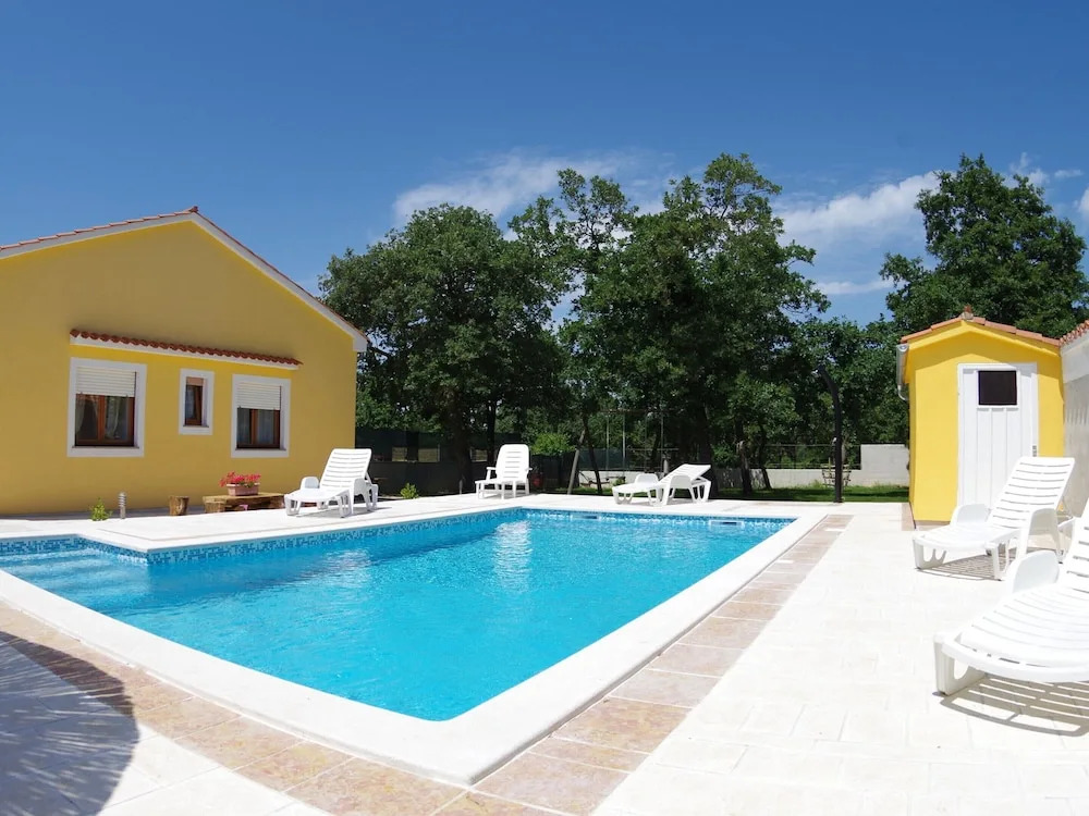 Detached House at Country Side, Fenced Private Garden Ideal for 2 Fam, Wifi