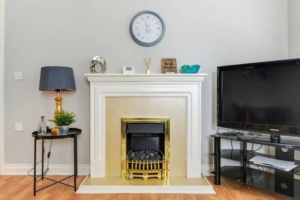 Comfortable ground floor flat sleeps up to 4 with private parking by Sussex Short Lets