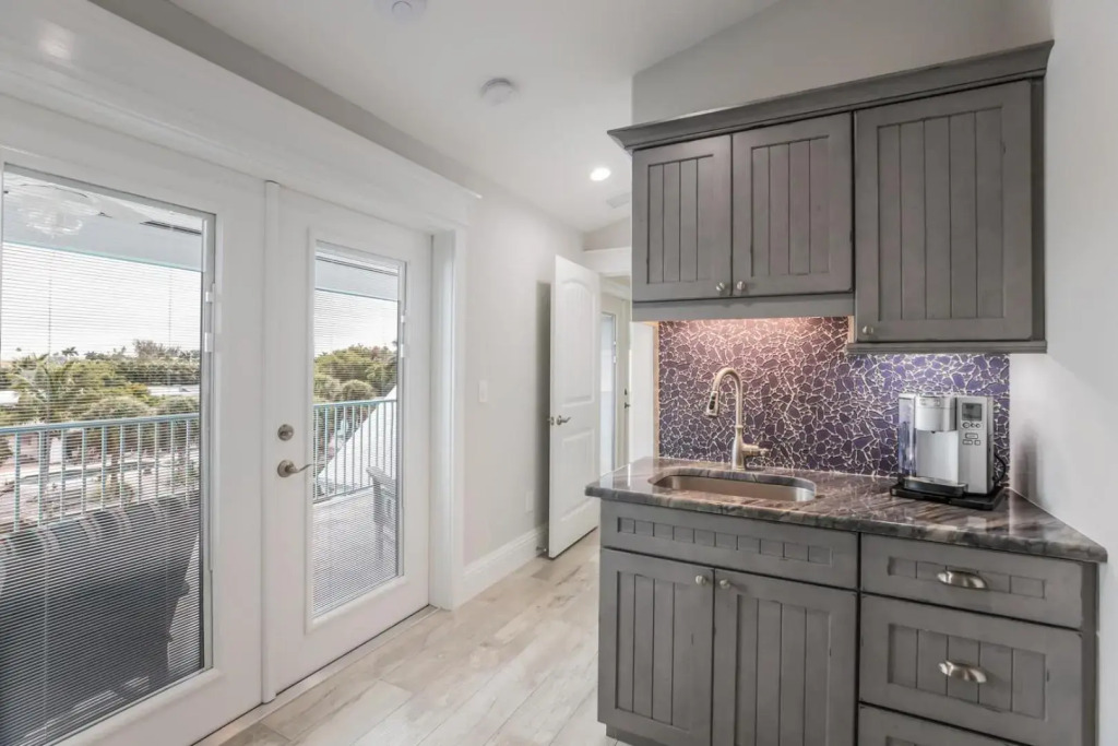 Snook Lookout - 211 Oak Ave