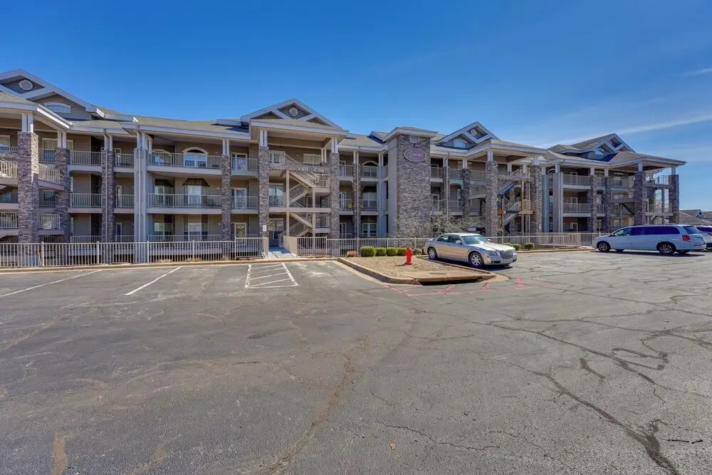 Walk to Branson Strip: Inviting Condo!