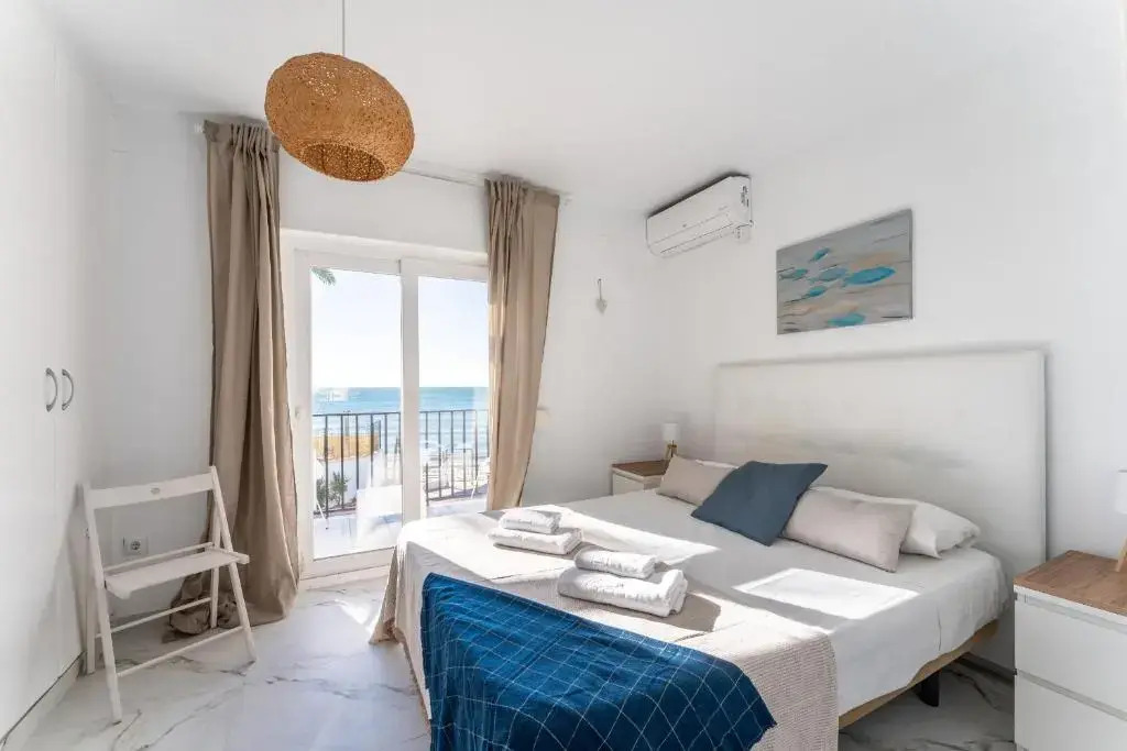 Beach House with Direct Access To Calahonda Beach And Open Sea Views Cs183
