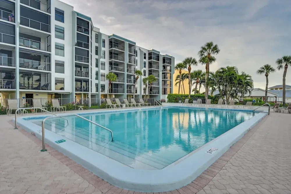 Riverside Marco Island Condo: Pool & Marina Access