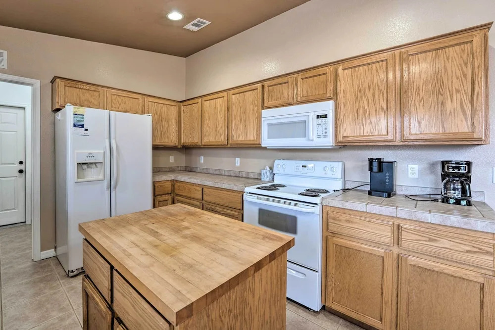 5 Mi to Beach & Marina: Lake Havasu Getaway!
