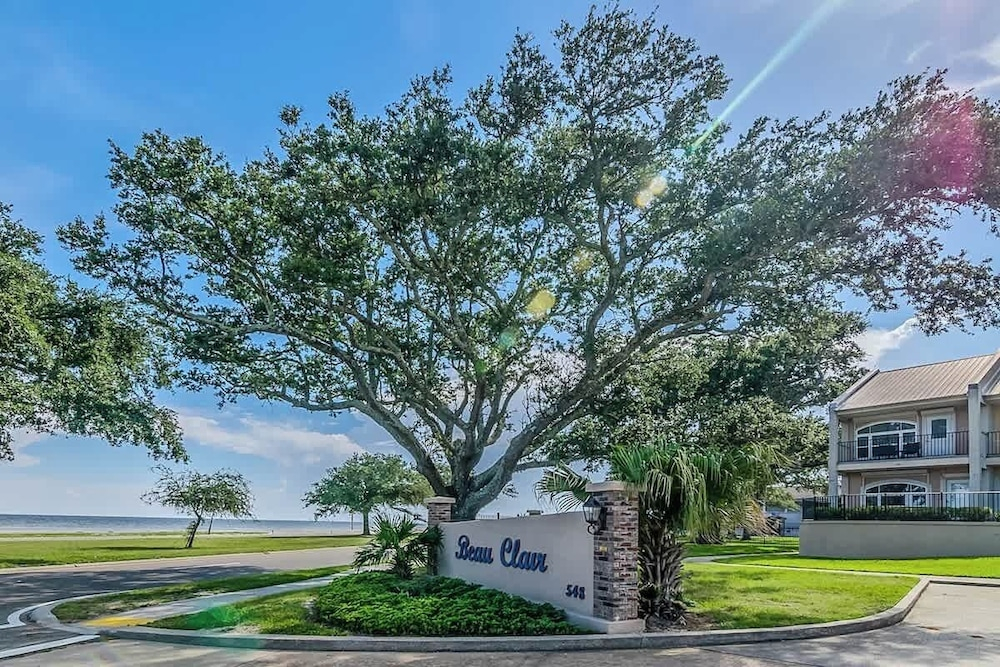 123 Beau Clair - Beachside Townhome With Balcony and Pool in Long Beach