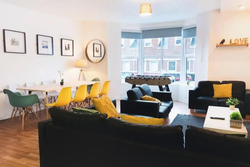 Block of apartments for up to 24 people by centre!