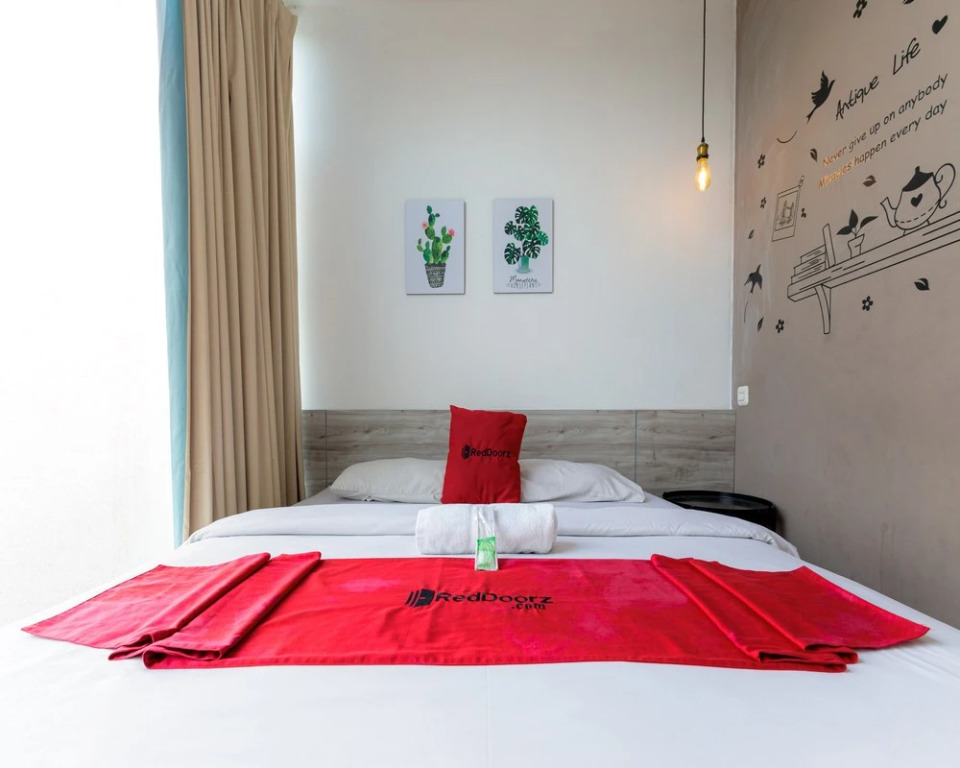 RedDoorz Near Mangga Dua Mall