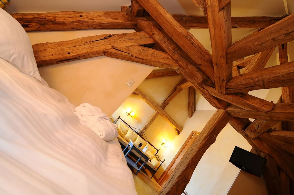 Hostellerie de la Tour dAuxois