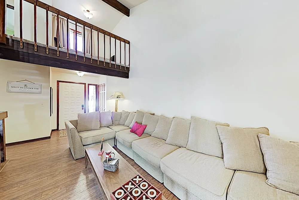 Year-round Hideaway W/ Alfresco Dining, Near Lake 3 Bedroom Duplex