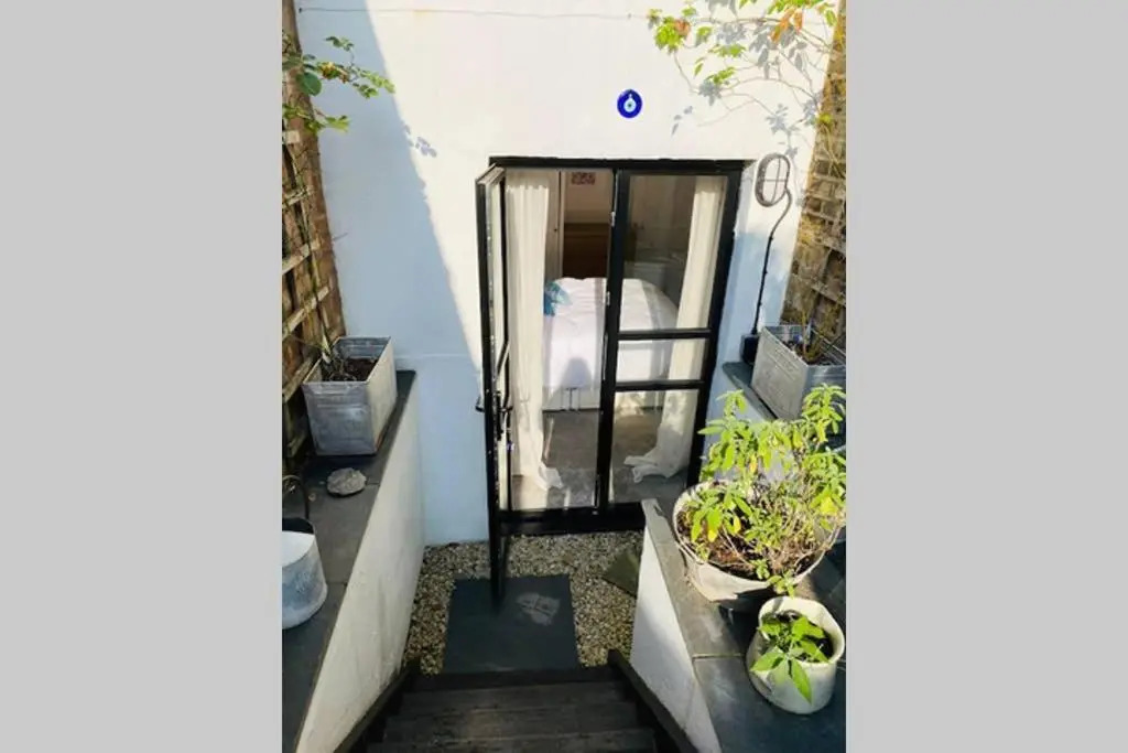 Modern, Quiet Garden Flat in Heart of Wimbledon