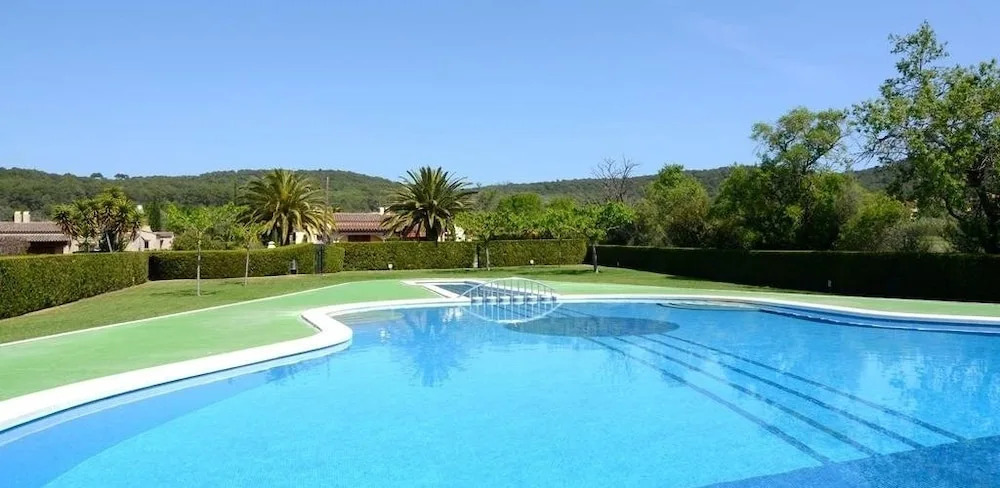 Casa con jardín y parking exterior cerca del mar