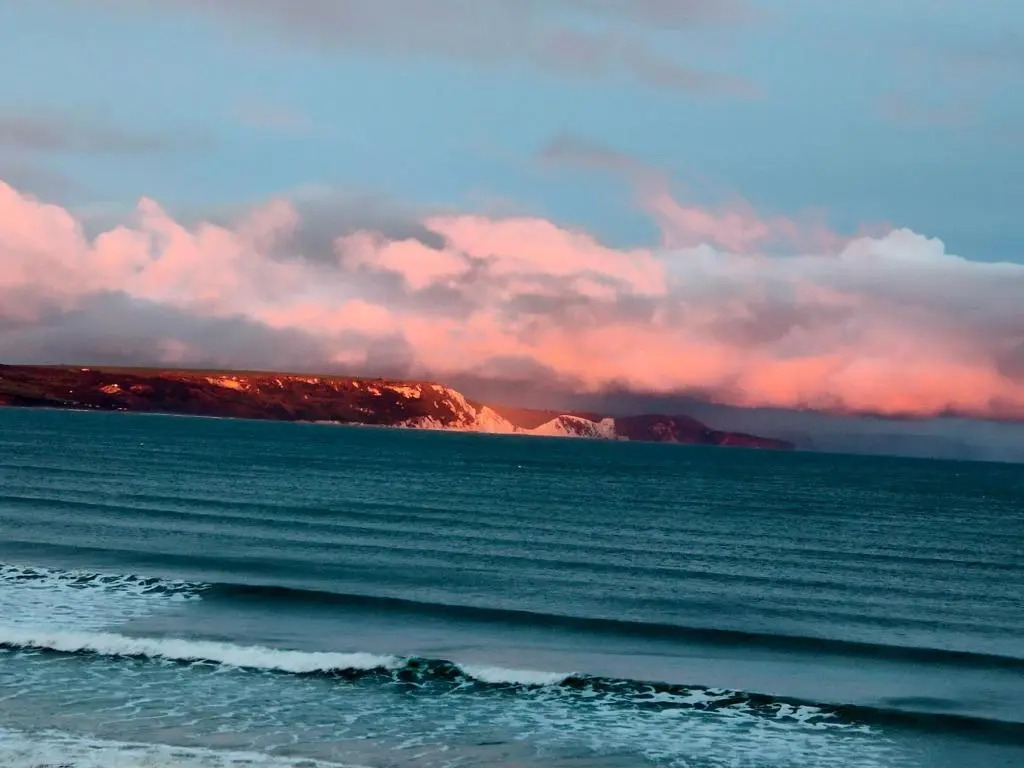 Sunrise View - Beachfront Apartment, Weymouth