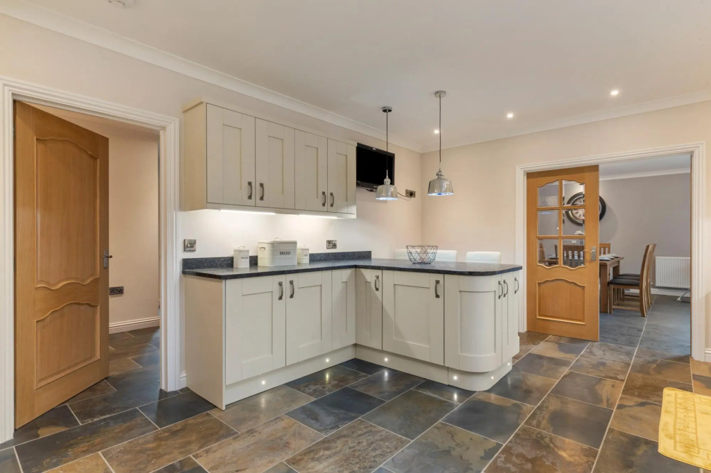 Maynor - Large Luxury House, Log Burner, Central Location