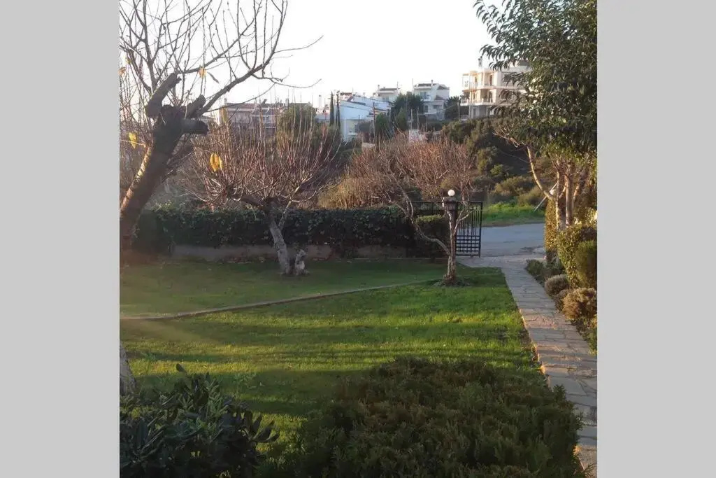 Traditional Apartment part of a Detached Villa on a luxurious Hill of Thessaloniki PANORAMA with a private garden with trees ,also available for Family and other gatherings and Kid's parties - under 13 , for less than 20 people alltogether