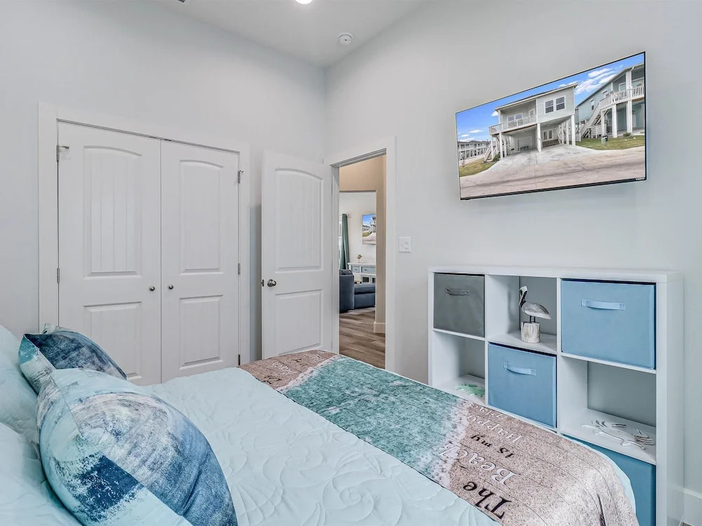 Pelican Reef Or104 3 Bedroom Home by RedAwning