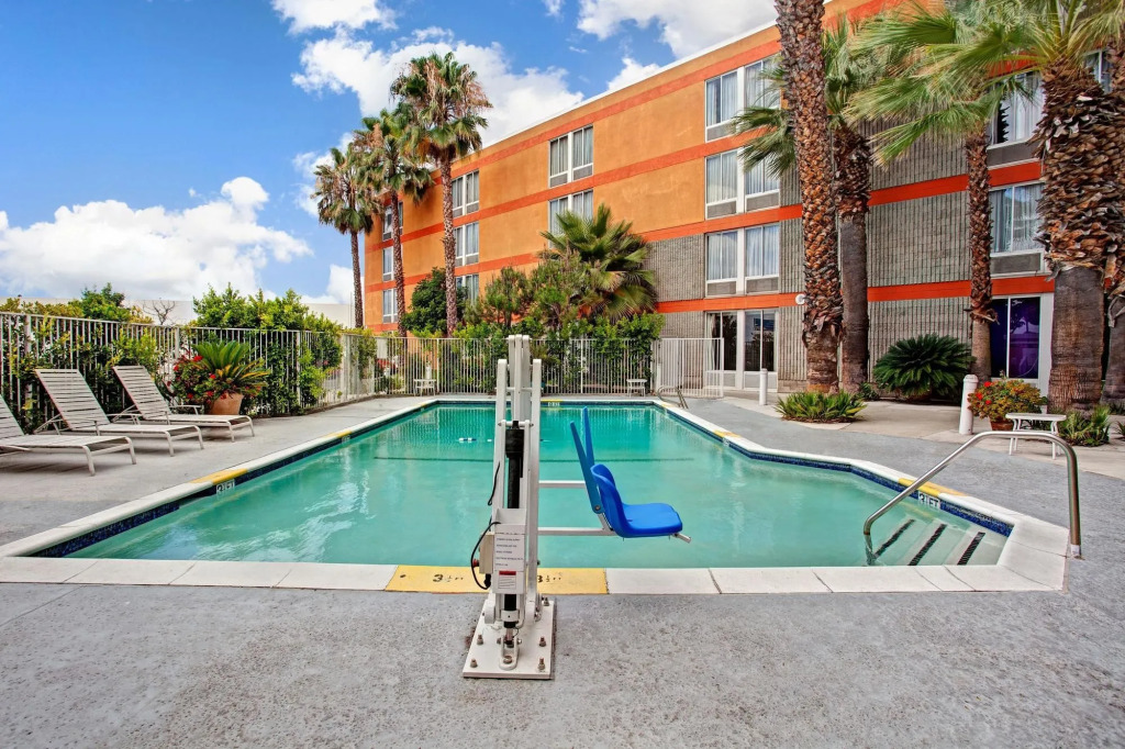 Best Western Plus Commerce Hotel
