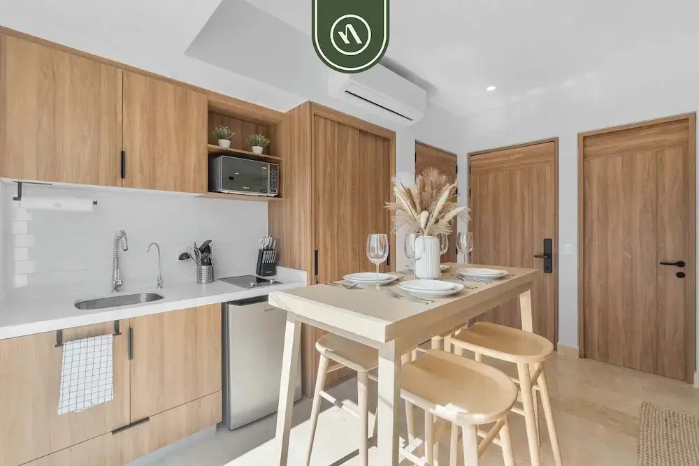 Luxury Oceanfront Studio - Beach - Pools - Gym