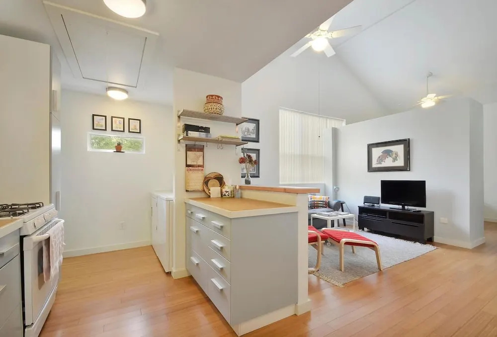 1BR South Austin Steps from 1st by RedAwning