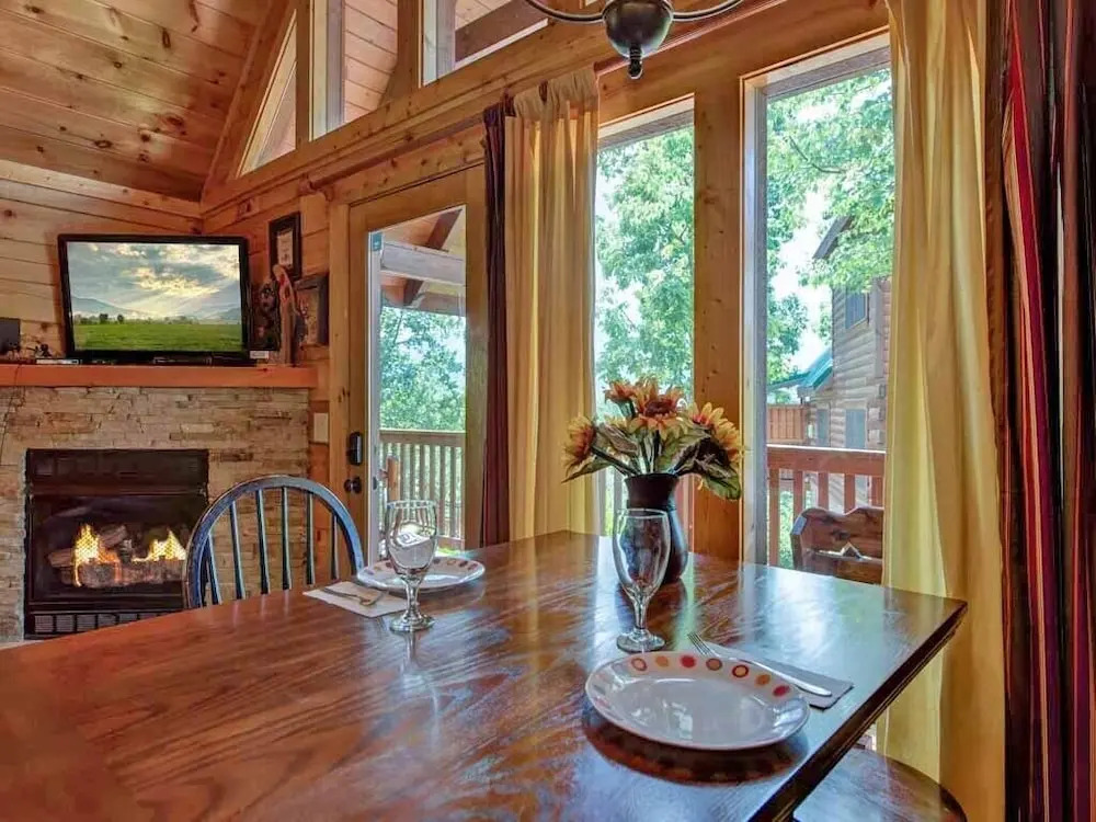 Artistic Mountain 2 Bedroom Home with Hot Tub