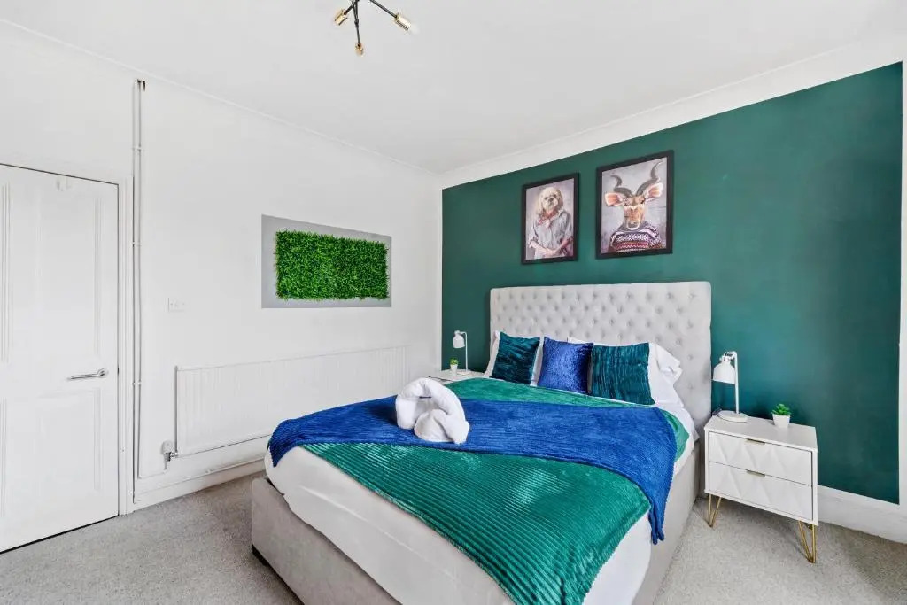 Comfortable 2 Bedroom Flat Overlooking the park