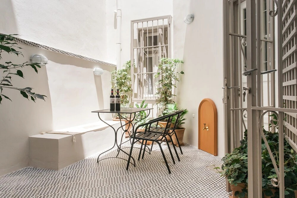 1930s Athenian House by YHA