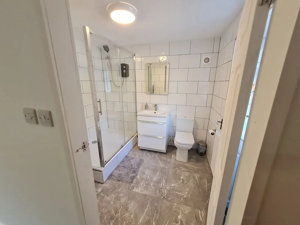 Central Guest Room - En-suite, Parking
