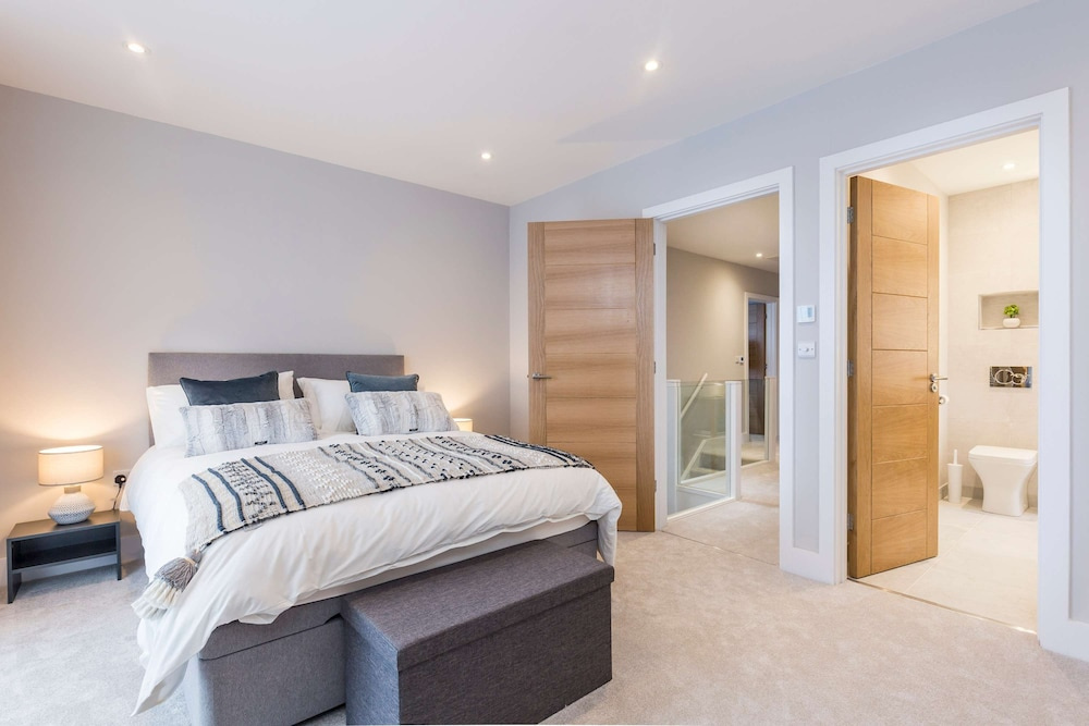 Stylish new Home With Parking - King Beds Garden