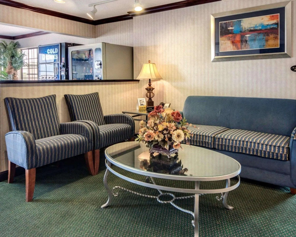 Econo Lodge Inn & Suites El Paso West