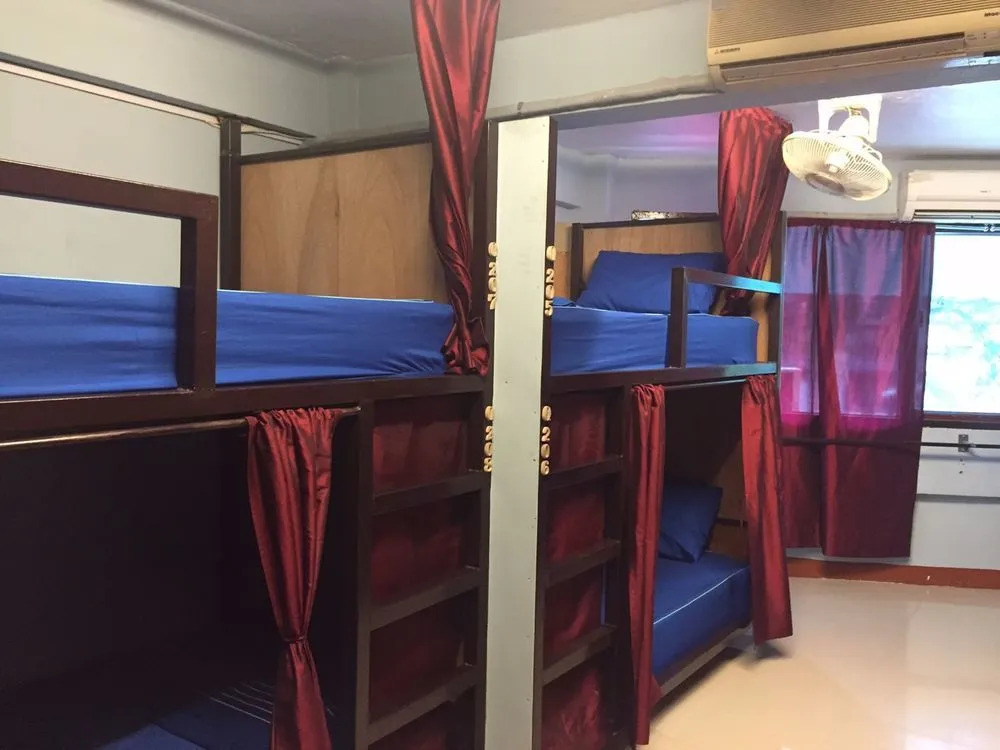 Q6 At 6 - Hostel
