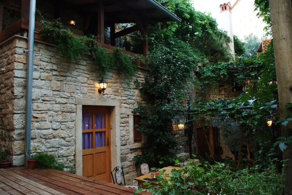 Kamene Priče rooms, music and food