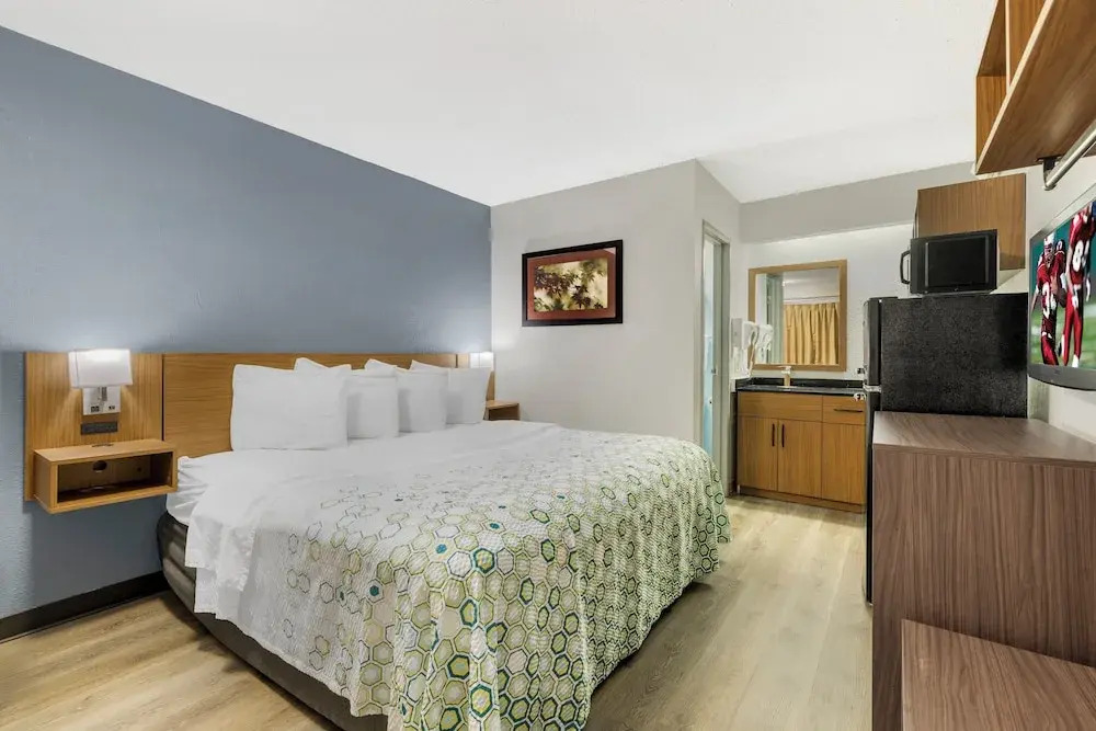 HomeTowne Studios by Red Roof Buffalo - Niagara Airport