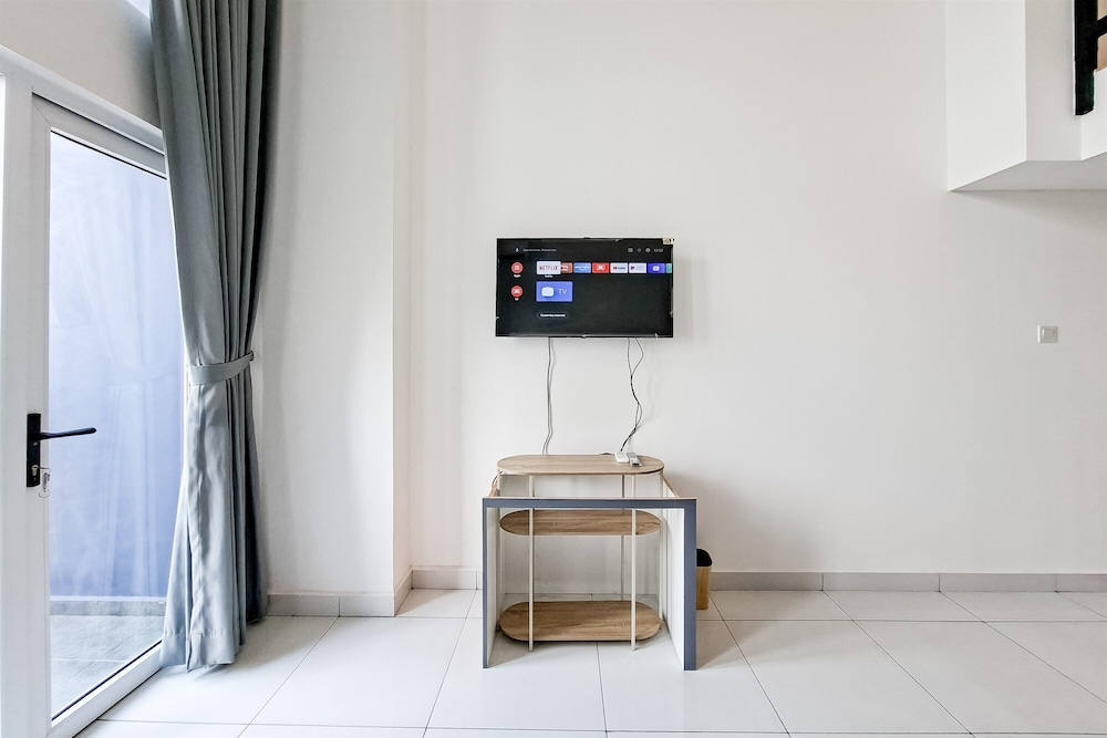 Cozy White Loft Studio At Kingland Avenue Apartment