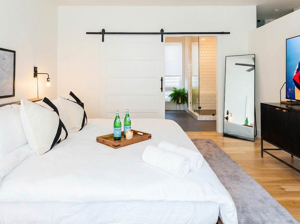 Nash Chic Near DT Rooftop Luxe Comfort